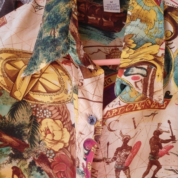 NEW 100% SILK PRINTED COVERED BUTTON DOWN SHIRT SIZE MEDIUM - Picture 4 of 5